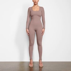 SKIMS ALL-IN-ONE SCOOP NECK LONG SLEEVE ONESIE | UMBER